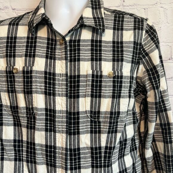 Duluth trading company black plaid flannel button down size Medium - Picture 2 of 9